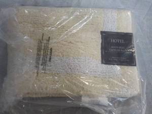 lot 5 image: Hotel Reversible Bath Rug 20 x 20 - New inventory from JC Penney