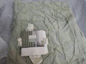 lot 6 image: Peri Home Shower Curtain 72 x 72 Chenille Rose - New inventory from JC Penney