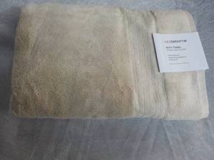 lot 19 image: Liz Claiborne Signature Plush Bath Towel 30 x 56 - New inventory from JC Penney