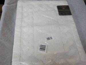 lot 28 image: Patchwork Scalloped Reversible Furn...