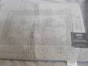 lot 29 image: Lux Reversible Bath Rug 17 x 24...
