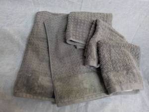 lot 35 image: Madison Park 2 Hand Towels and 3 Wa...