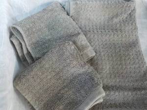 lot 36 image: Madison Park 1 Hand Towel and 2 Was...