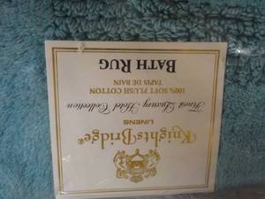 lot 37 image: Knights Bridge Bath Rug 24 x 40...