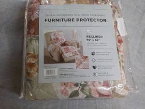 lot 42 image: Floral Patchwork Scalloped Reversib...