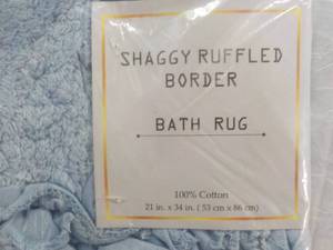 lot 65 image: Shaggy Ruffled Border Rug 21 x 34...