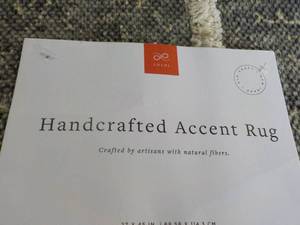 lot 71 image: 2 ft x 3 ft 9 Handcrafted Accent G...