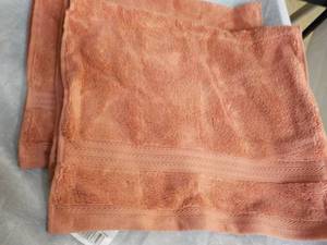 lot 92 image: 2 Hand towels 24 x 16...