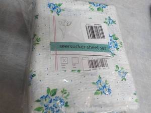 lot 97 image: Seersucker Twin Size Sheet Set...