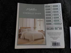 lot 100 image: Chenille Sham...