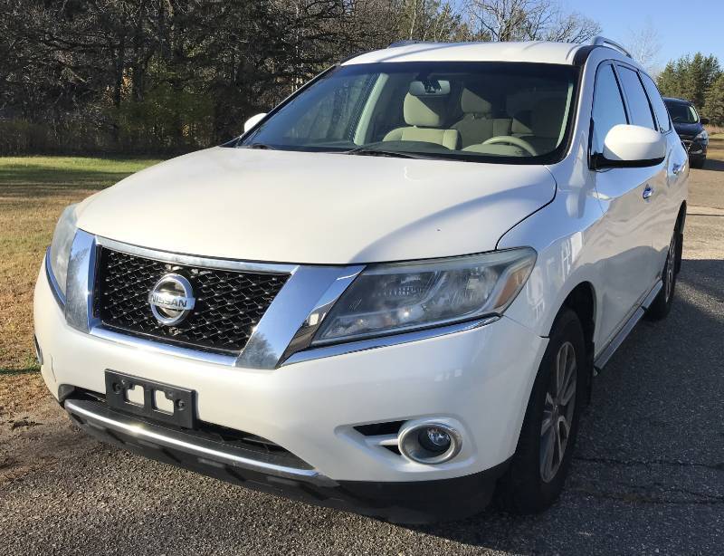 lot 2 image: 2015 Nissan Pathfinder SV