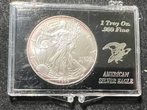 lot 17 image: 1999 AMERICAN SILVER EAGLE 1 TROY OZ .999 FINE SILVER IN CASE