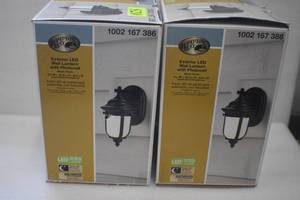 lot 20 image: Exterior Wall Lantern