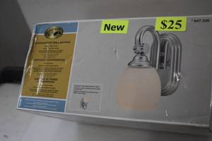 lot 33 image: Wall Sconce