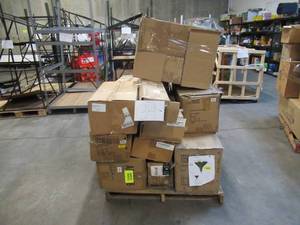 lot 134 image: Pallet of Store Overstock and Ecommerce Product and Returns - Vickerman Christmas