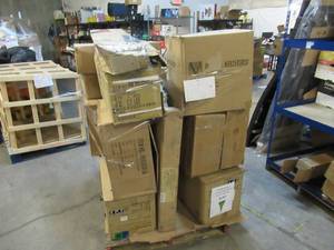 lot 136 image: Pallet of Store Overstock and Ecommerce Product and Returns - Vickerman Christmas
