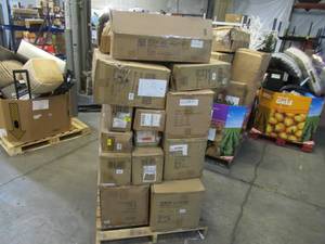 lot 138 image: Pallet of Store Overstock and Ecommerce Product and Returns - Vickerman Christmas