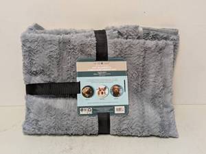 lot 21 image: NEW BRENTWOOF WATERPROOF PET BLANKET AND FURNITURE PROTECTOR (GRAY)