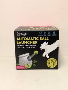 lot 27 image: NEW SPUNKY PUP AUTOMATIC BALL LAUNCHER