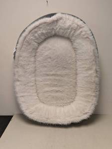 lot 44 image: NEW KIRKLAND SIGNATURE CUDDLER PET BED (GRAYCREAM)