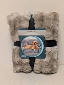 lot 20 image: NEW BRENTWOOF WATERPROOF PET BLANKET AND FURNITURE PROTECTOR