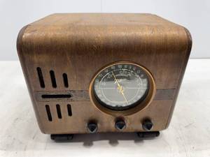 lot 62 image: ZENITH MODEL 5F233 TUBE RADIO