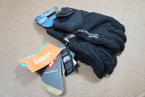 lot 17 image: Clam Ice Armor Vertex Glove - Medium