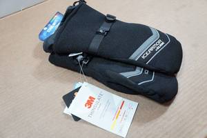 lot 19 image: Clam Ice Armor Edge Mitt - Small