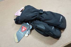 lot 20 image: Clam Ice Armor Womens Extreme Mitt - XL