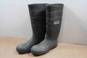 lot 157 image: Steel Toe Rubber Boots - Size 9