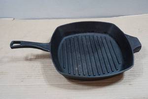 lot 162 image: Calphalon 10 Cast Iron Even Heat Frying Pan