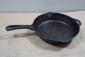lot 163 image: Camp Chef 8 Cast Iron Skillet