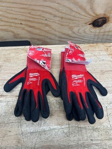 lot 135 image: Milwaukee Cut Level 1 Nitrile Dipped Cut Resistant Gloves Red L (lot of 2)