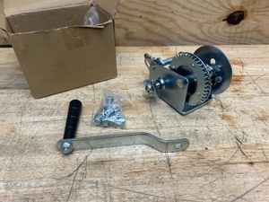 lot 187 image: hand-crank manual trailer winch