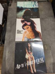 lot 86SC image: Lot of 3 Vinyl Records Amy Winehouse and Rosanne Cash