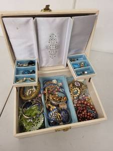 lot 21AE image: Vintage Jewelry Box with Assorted Costume Jewelry