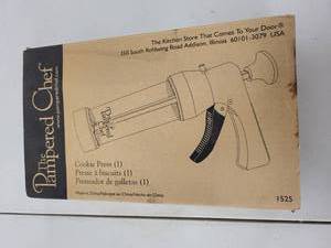 lot 29AE image: Pampered Chef Cookie Press with Discs and Recipes