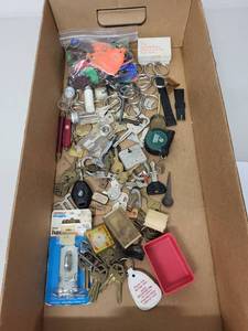 lot 34AE image: Mixed Lot of Vintage Keys, Padlocks, Keychains, and Accessories