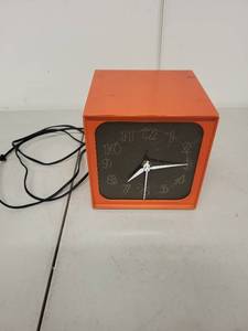 lot 92AE image: Vintage Model 800S Orange Electric Light-Up Wall Clock