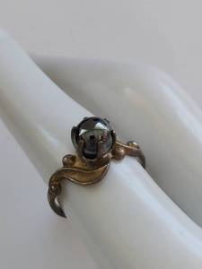 lot 26Q image: Sterling Silver Ring with Beautiful Black Pearl Motif Stone