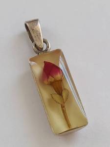 lot 31Q image: Sterling Silver Pendant with Flower in Resin