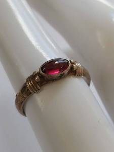 lot 33Q image: Vintage Gold-Toned Ring with Red Gemstone