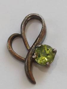 lot 86Q image: Vintage Sterling Silver Looped Pendant with Green Gemstone