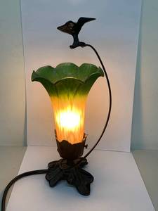 lot 7V image: Vintage Decorative Table Lamp with Bird Motif and Colorful Glass Shade