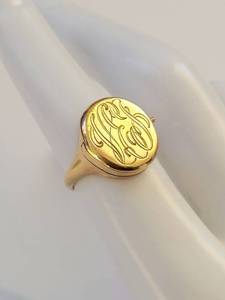 lot 1 image: 10k Gold Engraved Locket Signet Ring Size 6, 5.33 grams