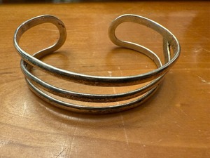 lot 8 image: Sterling Silver Cuff Bracelet - Three-Band Open Spiral