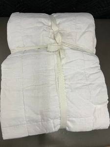 lot 13 image: King Size White Quilted Comforter - Tie Strap