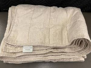 lot 20 image: Linen Quilt - Bokser Home Twin XL