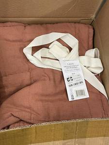 lot 32 image: Linen Quilt - 100% French Linen Front & 100% Percale Back