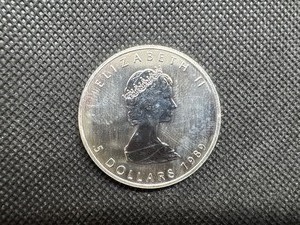 lot 68 image: 1989 BU Canadian 1 Oz. .9999 Silver Maple Leaf Coin